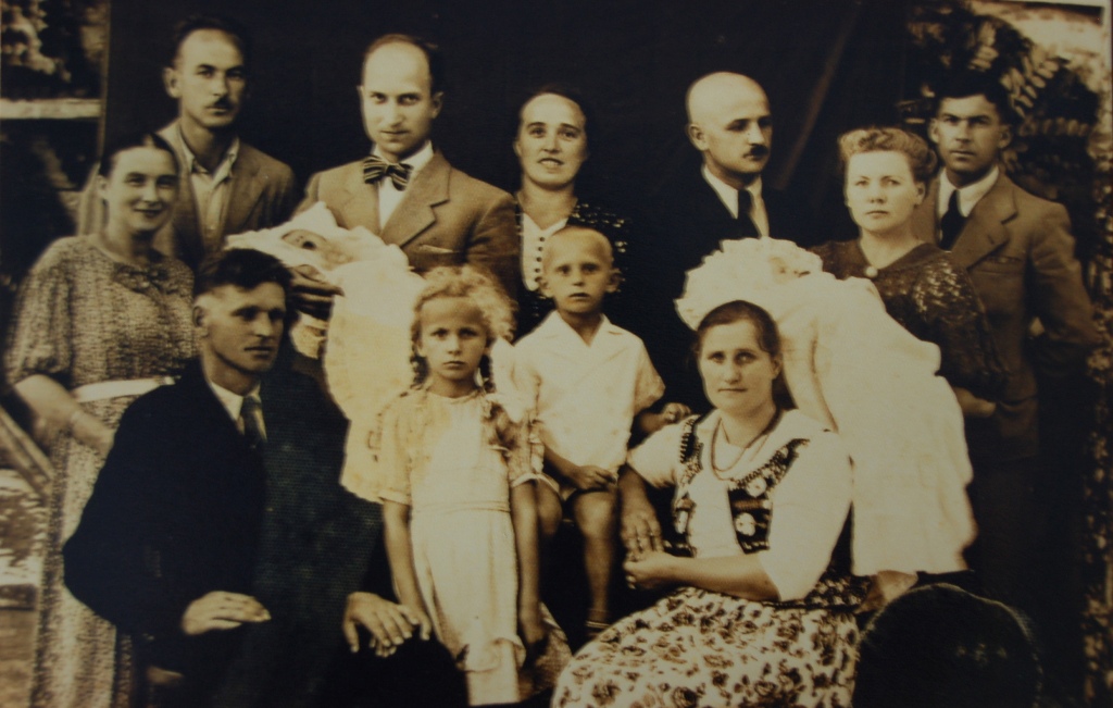 Chrzciny Bogdan w środku łysy Stefan, para nauczycielska i rodzice chrzestni