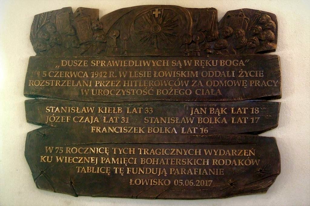 Pamiątkowa tablica poświęcona przez bpa Jana Wątrobę 5 czerwca 2017 r. w 75. rocznicę tragicznych wydarzeń