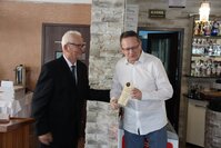 Wnuk Wandy i Jana Barańskich - Jan Adam Barański otrzymuje statuetkę z rąk Przewodniczącego TPK Józefa Czubata